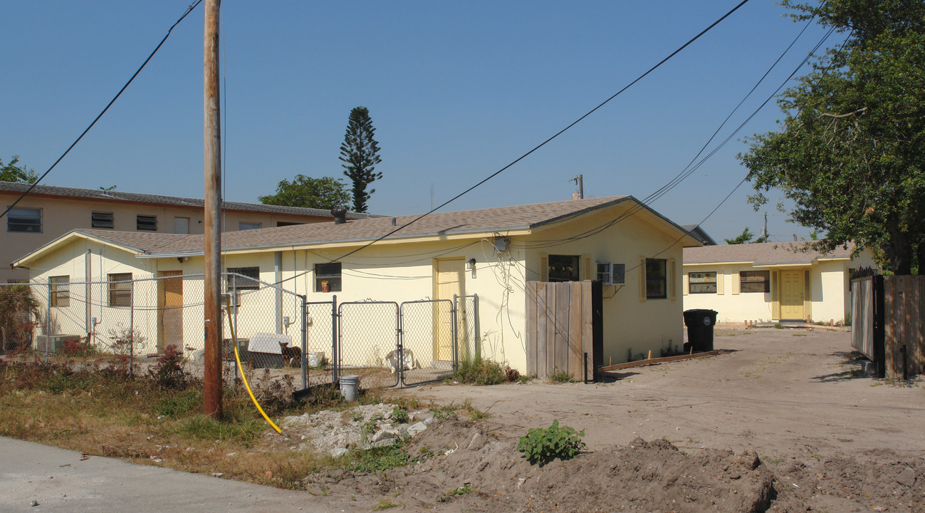 2008 NW 27th St in Fort Lauderdale, FL - Building Photo