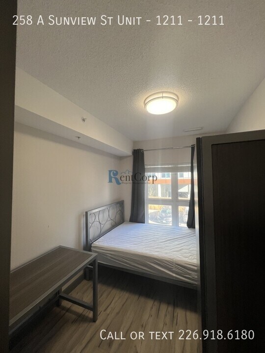 258A Sunview St in Waterloo, ON - Building Photo