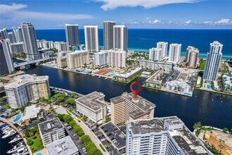 121 Golden Isles Dr in Hallandale Beach, FL - Foto de edificio - Building Photo