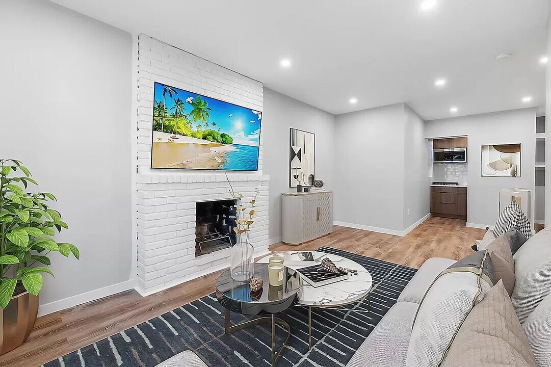 453 W 48th St in New York, NY - Building Photo