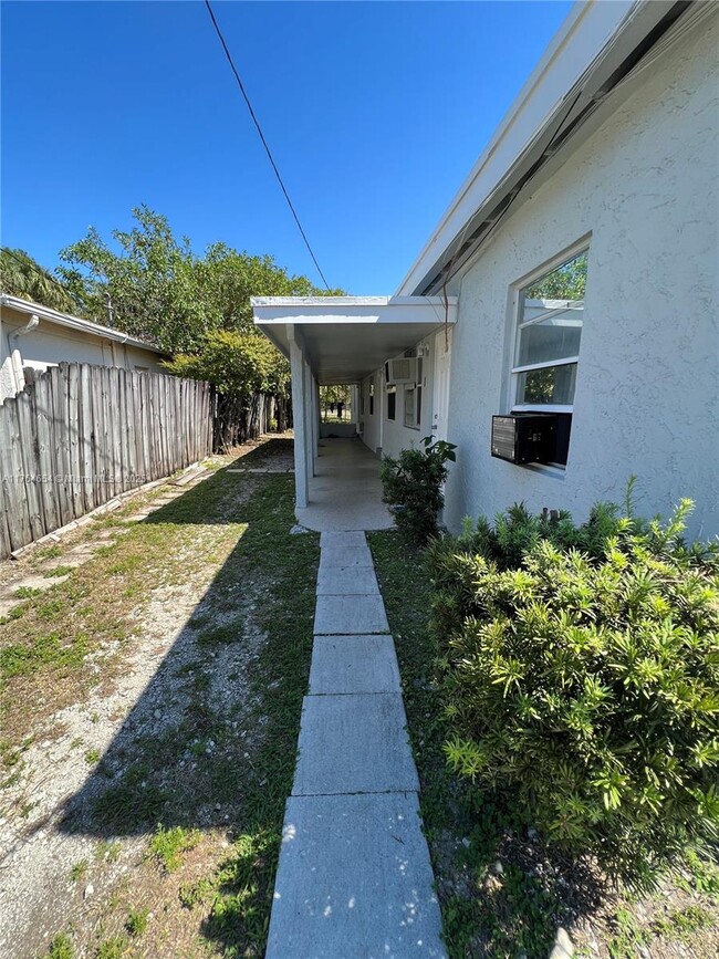 122 NW 6th Ave in Dania Beach, FL - Foto de edificio - Building Photo