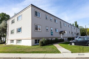Compton Court in Edmonton, AB - Building Photo