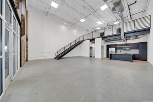 215 Coca-Cola Pl in San Antonio, TX - Building Photo