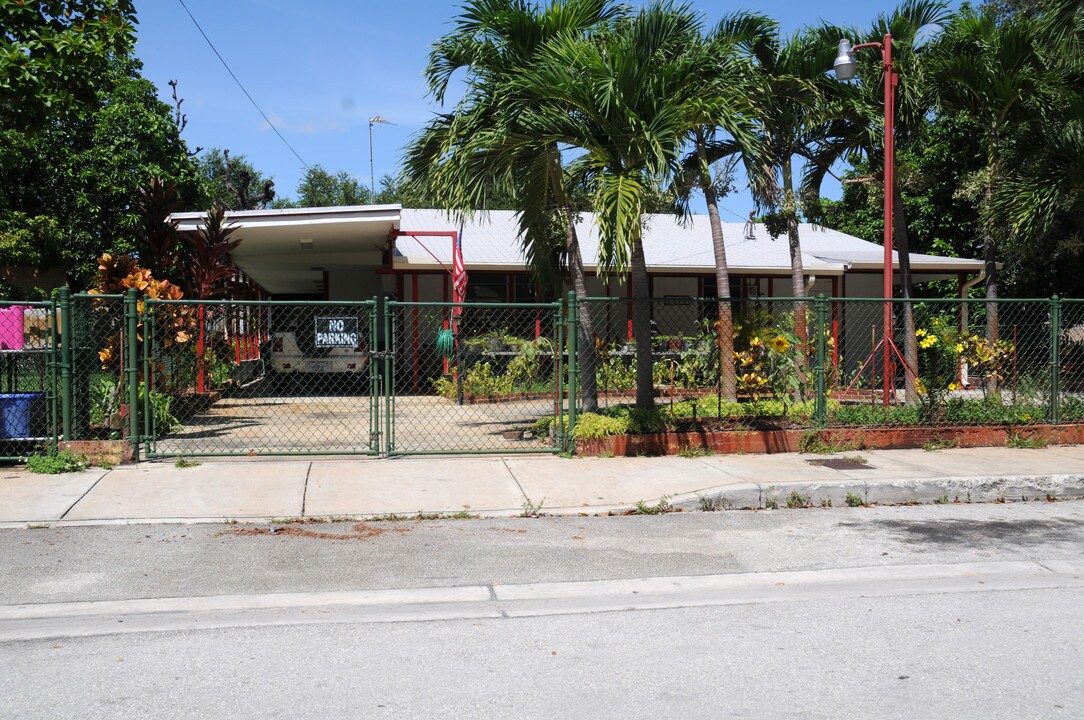 2341 NW 24th Ct in Miami, FL - Building Photo