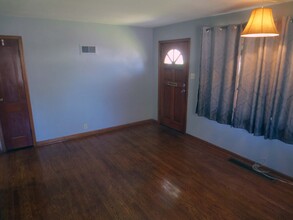 11104 Bernice Ave in St. Ann, MO - Foto de edificio - Building Photo
