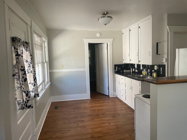 208 E Pitkin Ave, Unit Pitkin apartment photo'