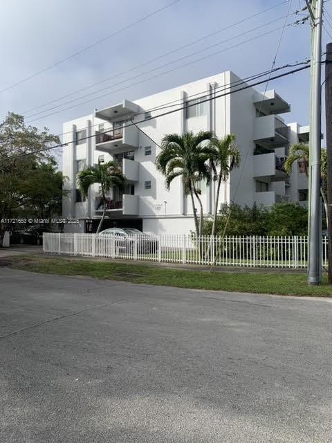 1090 NE 129th St in North Miami, FL - Building Photo