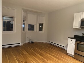 208 H St, Unit 3 in Boston, MA - Building Photo - Building Photo