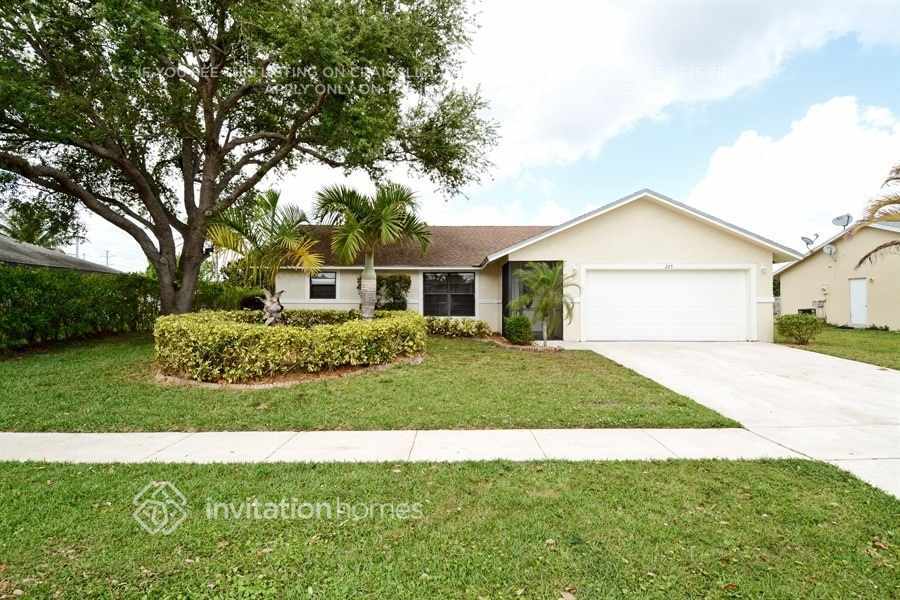 225 Las Palmas St in Royal Palm Beach, FL - Building Photo