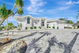 2287 Bayshore Rd in Nokomis, FL - Building Photo - Building Photo
