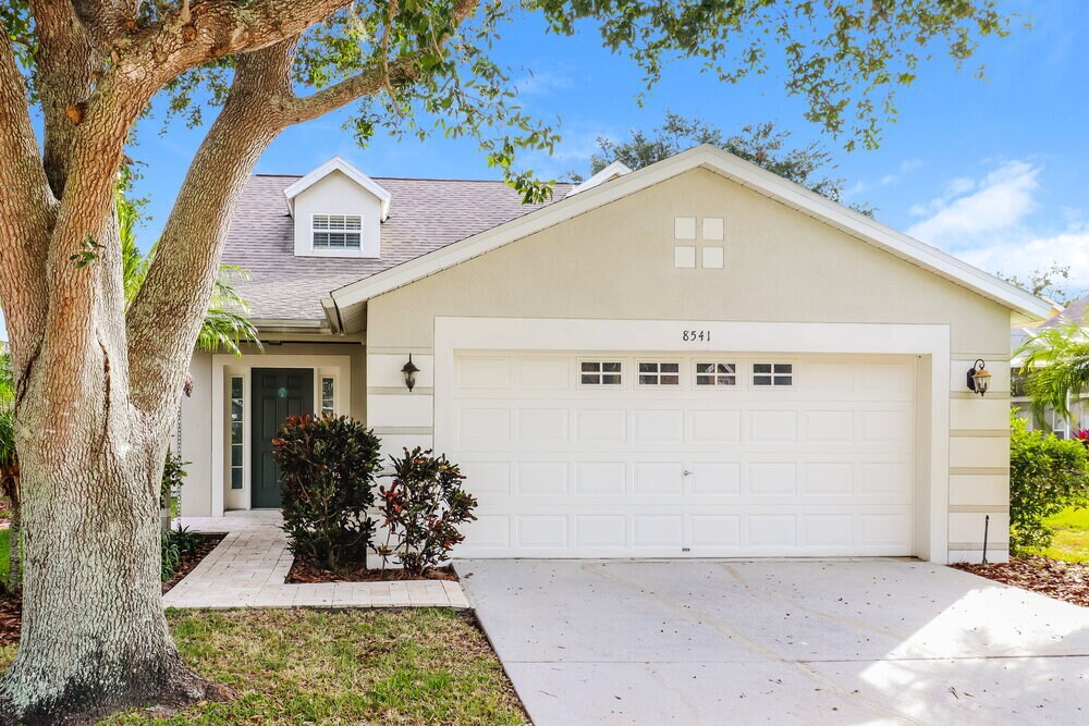 8541 Hawbuck St in Trinity, FL - Building Photo