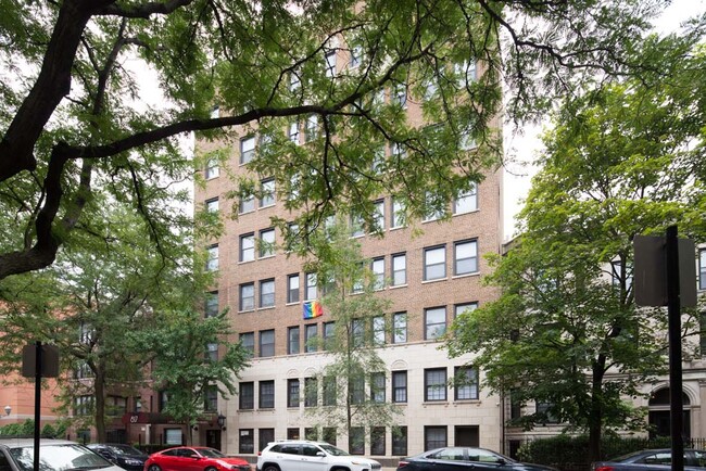 property at 817 W Lakeside Pl