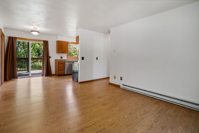 1895 E Shore Dr in Lansing, NY - Foto de edificio - Building Photo