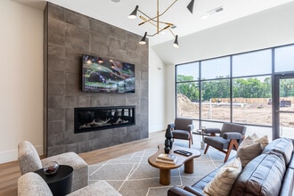 Station 280 in Granby, CT - Foto de edificio - Building Photo