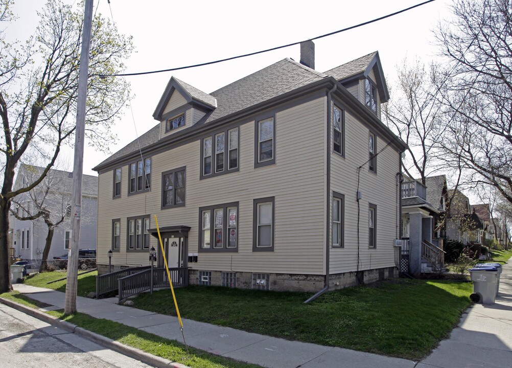 905 E Meinecke Ave in Milwaukee, WI - Building Photo