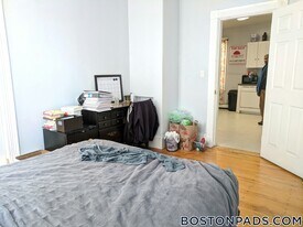 168 Hillside St in Boston, MA - Building Photo