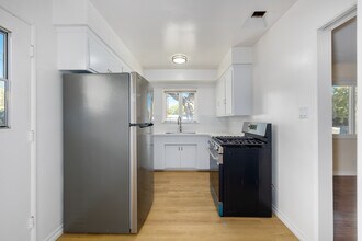 7001 Hazeltine Ave in Van Nuys, CA - Building Photo - Interior Photo