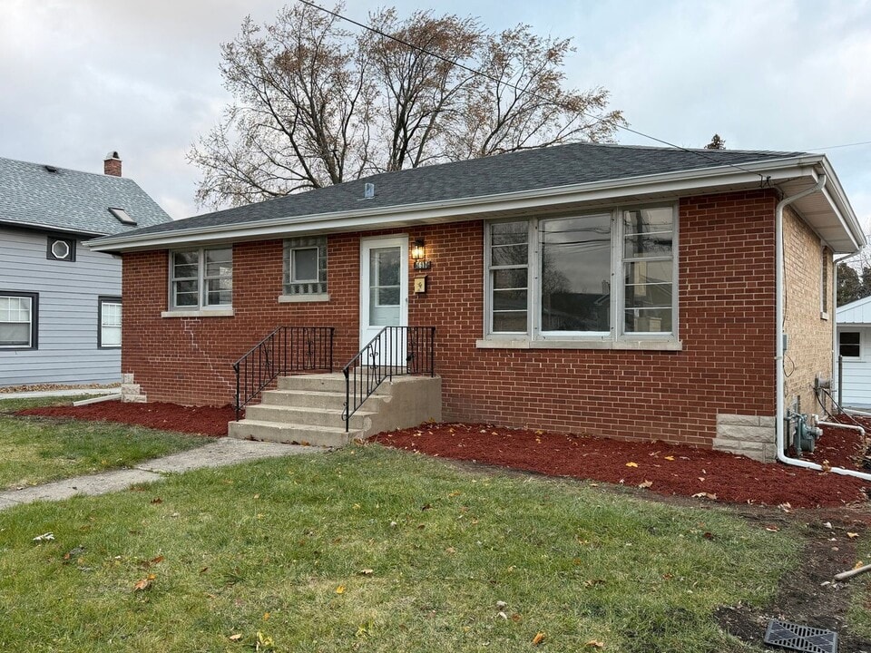 5610 Bohlander Ave in Berkeley, IL - Foto de edificio