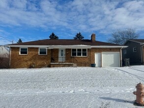 697 Wesley Ave in Youngstown, OH - Building Photo - Building Photo
