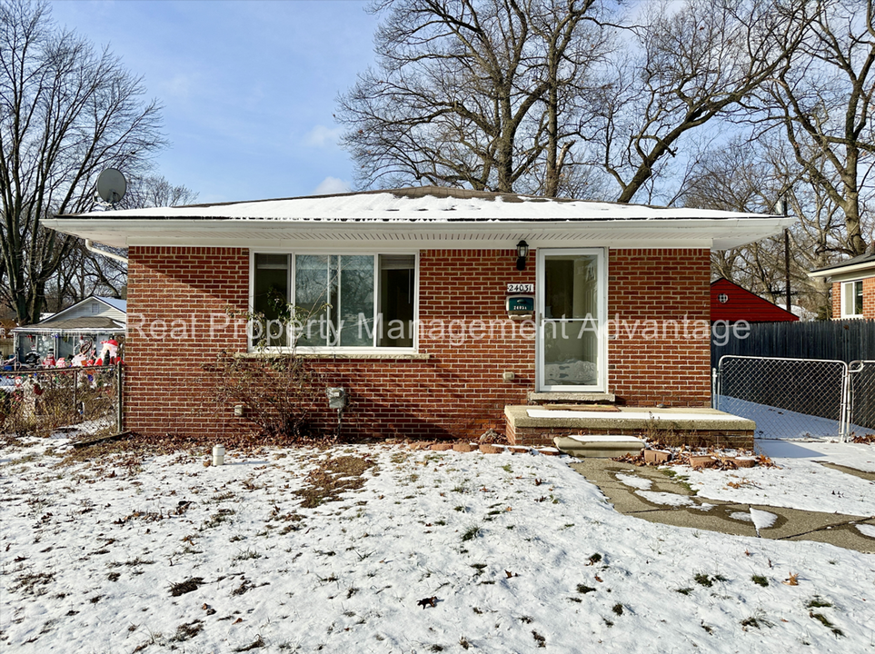 24031 Meadowlark St in Oak Park, MI - Foto de edificio