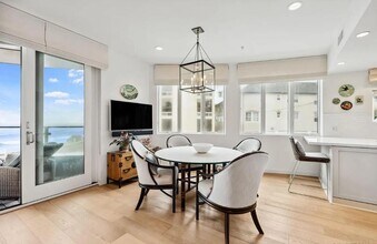 6767 Neptune Pl in San Diego, CA - Building Photo - Building Photo