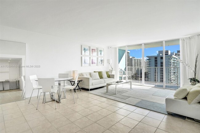 5838 Collins Ave in Miami Beach, FL - Building Photo - Building Photo