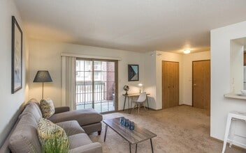 1079 W Benton St in Iowa City, IA - Foto de edificio - Building Photo