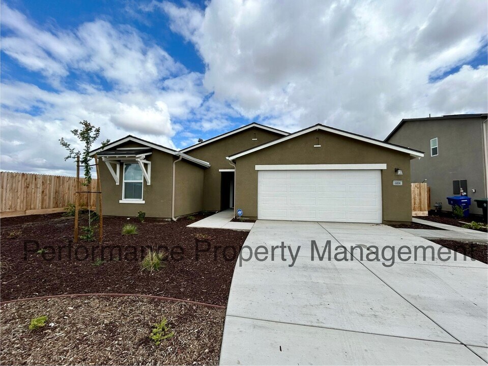 6104 Caruso Ave in Bakersfield, CA - Building Photo