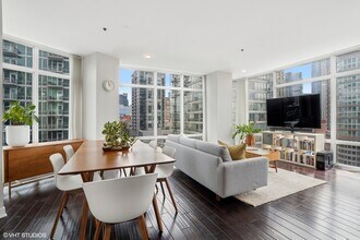 510 W Erie St in Chicago, IL - Foto de edificio - Building Photo