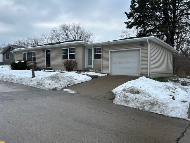 1810 Logan St in Muscatine, IA - Building Photo - Building Photo