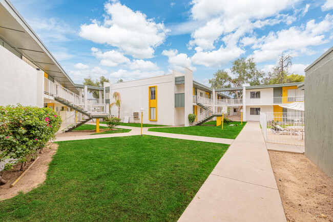 Parkwest Apartments in Glendale, AZ - Building Photo - Building Photo