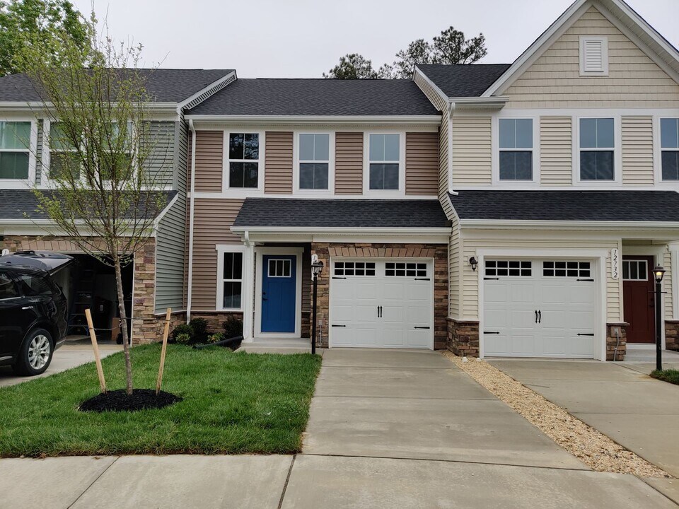 12736 Prestonfield Dr in Chester, VA - Building Photo