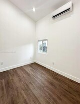 2126 NW 24th St in Miami, FL - Building Photo