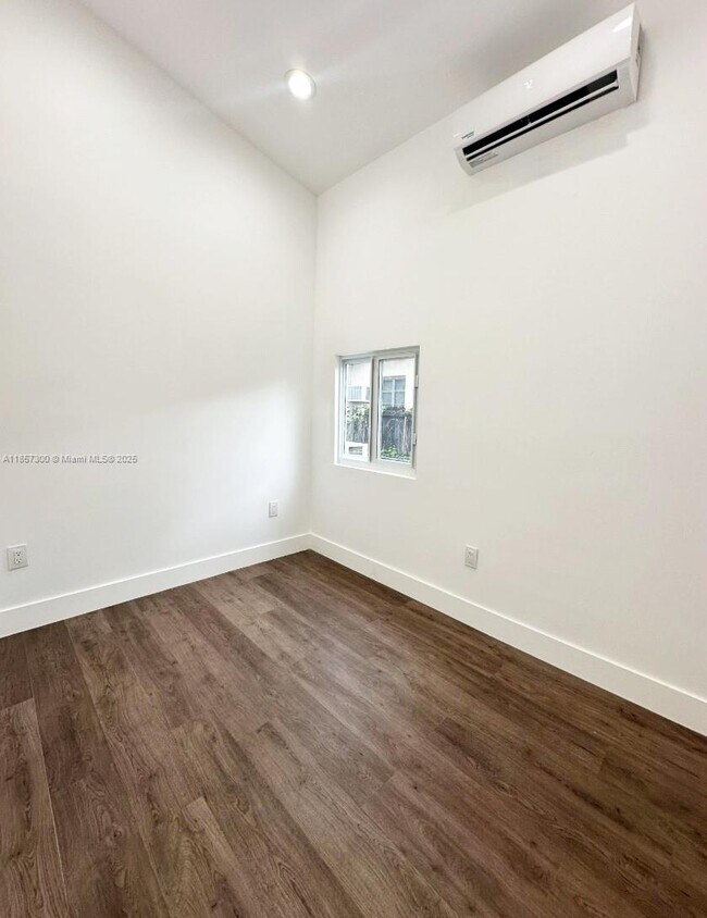 2126 NW 24th St in Miami, FL - Building Photo - Building Photo