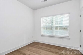 3515 Markland Dr in Charlotte, NC - Foto de edificio - Building Photo