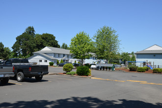 Oakview Apartments in Junction City, OR - Building Photo - Building Photo