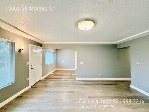12001 NE Morris St in Portland, OR - Building Photo - Building Photo