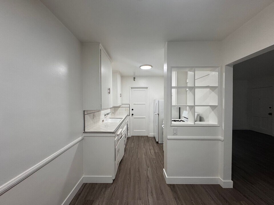 8575 Holloway Dr in West Hollywood, CA - Building Photo