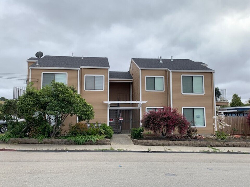 10801 Foothill Blvd in Oakland, CA - Building Photo
