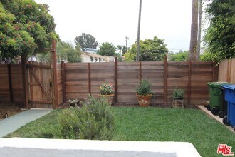 745 Vernon Ave in Los Angeles, CA - Foto de edificio - Building Photo