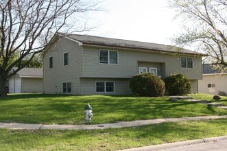 2823 Fandre Dr in Cedar Falls, IA - Building Photo - Building Photo