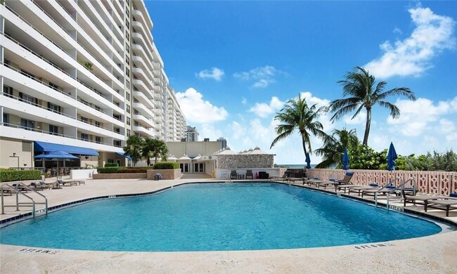 5555 Collins Ave, Unit 16-L in Miami, FL - Building Photo - Building Photo