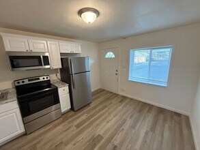 3361 Portland Rd NE-Unit -8 in Salem, OR - Building Photo - Building Photo