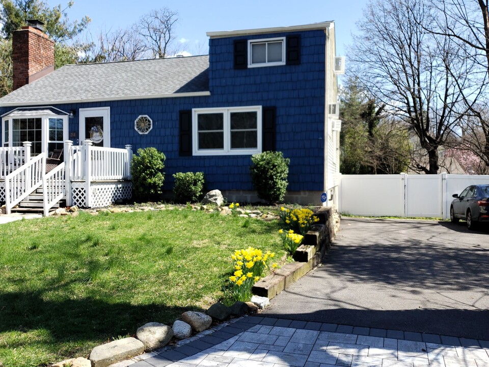 254 Oakwood Rd in Huntington Station, NY - Foto de edificio