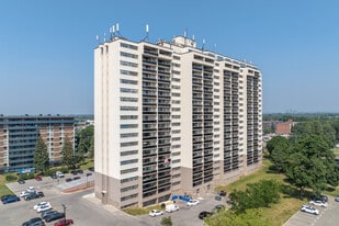 Summit Place in Oshawa, ON - Building Photo