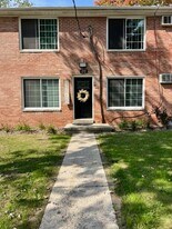 300 Clark St in Saline, MI - Building Photo