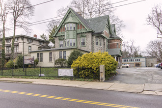 143 W Walnut Ln in Philadelphia, PA - Foto de edificio - Primary Photo