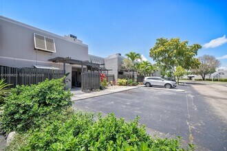 11244 NW 14th Ct in Pembroke Pines, FL - Building Photo - Building Photo