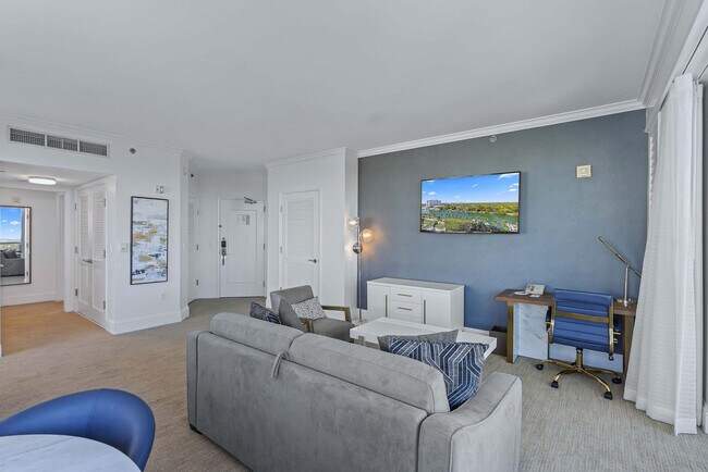 4441 Collins Ave in Miami Beach, FL - Foto de edificio - Building Photo