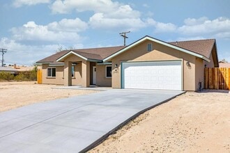 21471 Reed Pl in California City, CA - Building Photo - Building Photo